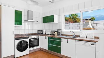 Jääkaappi, mikroaaltouuni, uuni, liesi