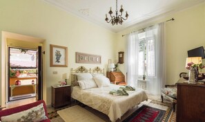 1 Schlafzimmer, Zimmersafe, Schreibtisch, Bügeleisen/Bügelbrett