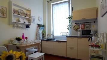 Wasserkocher mit Kaffee-/Teezubehör, Kühlschrank, Mikrowelle, Herdplatte