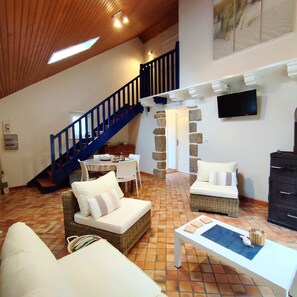 Télévision, cheminée, livres