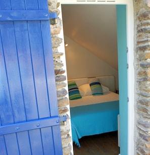 2 habitaciones, tabla de planchar con plancha y cuna de viaje