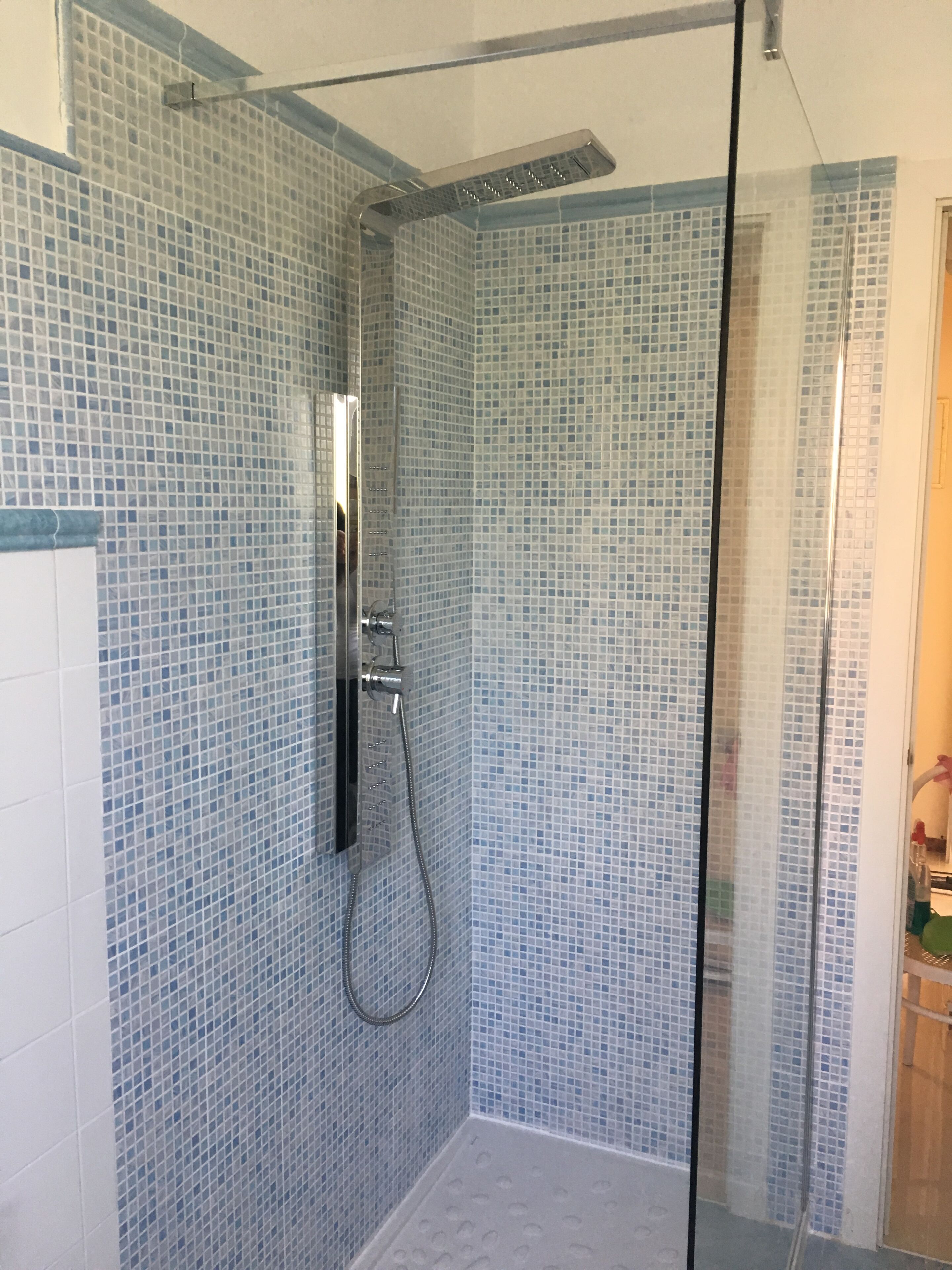 Ensemble douche/baignoire, sèche-cheveux, bidet, serviettes fournies