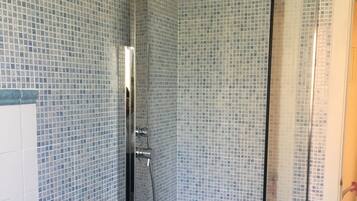 Ensemble douche/baignoire, sèche-cheveux, bidet, serviettes fournies