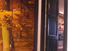 A hallway with a door leading to a room. - Unique Space in the Heart of La Bastide (Carcassonne)