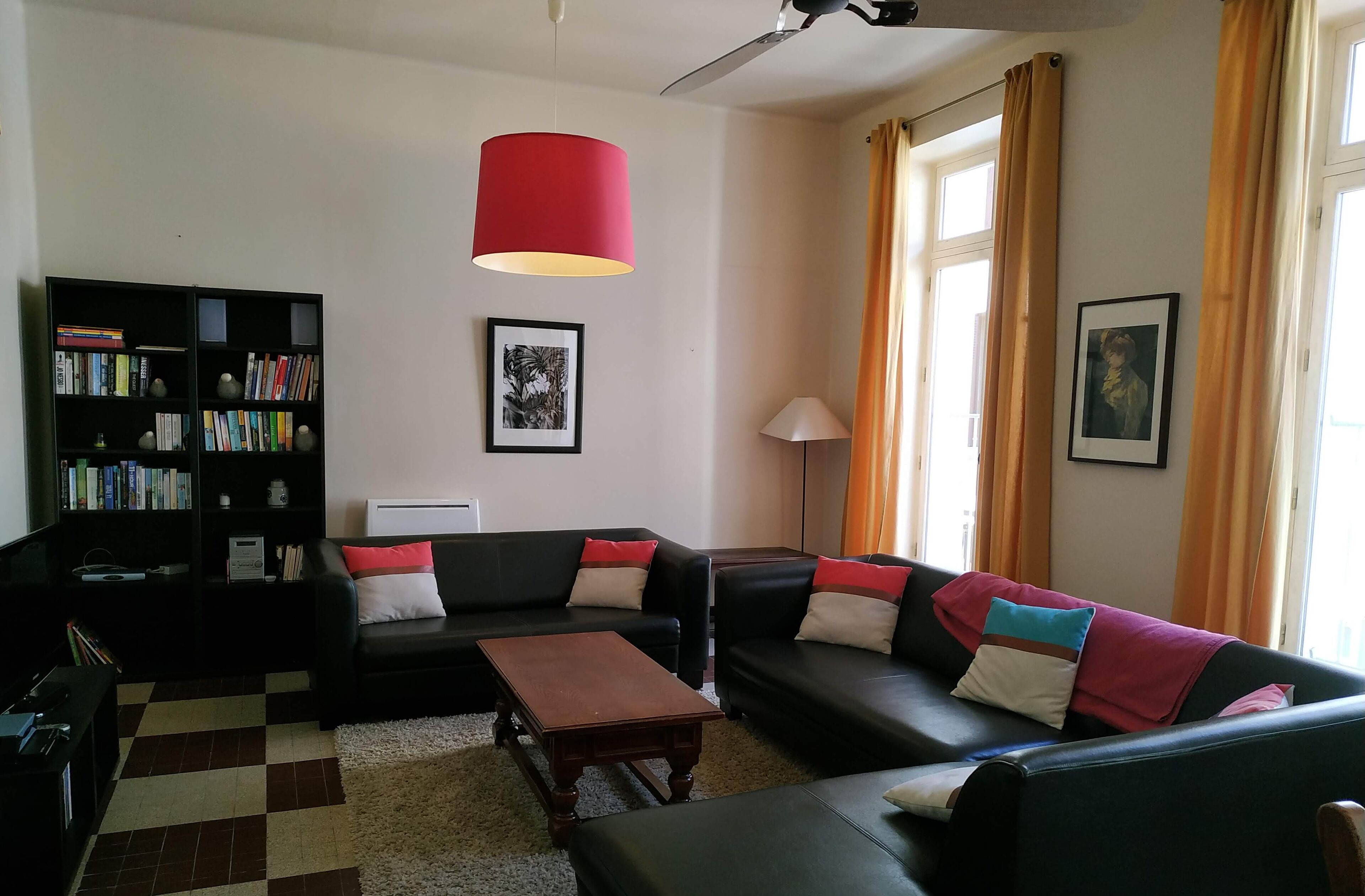 Fernseher, DVD-Player, Bücher, Stereoanlage