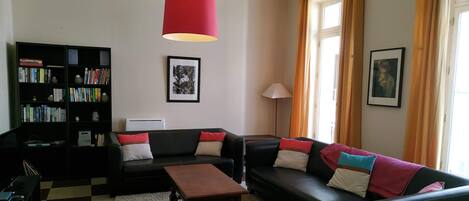 Fernseher, DVD-Player, Bücher, Stereoanlage