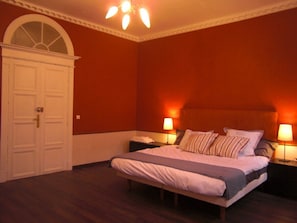 2 Schlafzimmer, Schreibtisch, Bügeleisen/Bügelbrett, Reisekinderbett