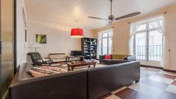 TV, DVD player, books, stereo