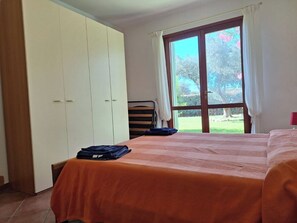 3 bedrooms, iron/ironing board, bed sheets, wheelchair access