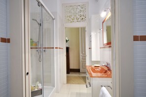 Douche, sèche-cheveux, serviettes fournies, savon