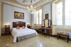 5 bedrooms, desk, iron/ironing board, WiFi