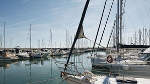Un port de plaisance où sont amarrés de nombreux voiliers.