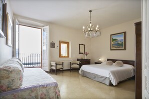 5 chambres, fer et planche à repasser, Wi-Fi, draps fournis
