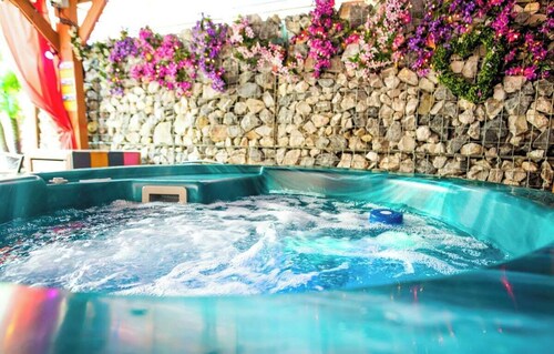 "266" 4 STAR!  HOT-TUB, LOG-FIRE, BQ, PLAYGROUND, BIKE LOCKUP, Nr Zip World 