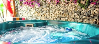 "266" 4 STAR! HOT-TUB, LOG-FIRE, BQ, PLAYGROUND, BIKE LOCKUP, Nr Zip World