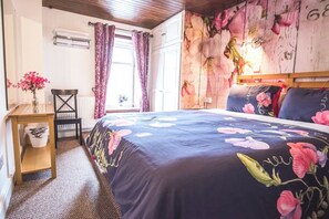 3 bedrooms, desk, iron/ironing board, travel cot