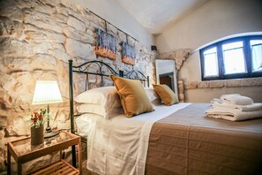 5 quartos, ferros/tábuas de passar roupa, berço de viagem