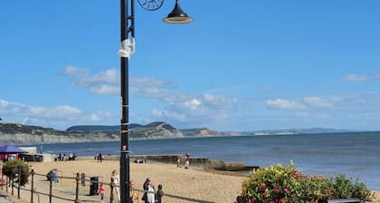 Teal House - Character House in Old Lyme Regis