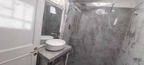 Combined shower/tub, hair dryer, bidet, towels - NAVONA, CAMPO DE FIORI - Penthouse Terraced (roma)