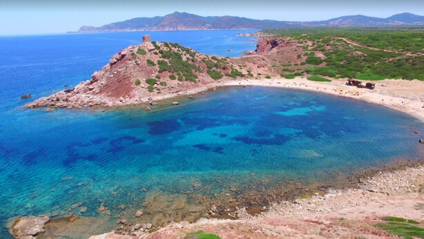 A coastal landscape with a clear blue sea, a rocky peninsula, and a beach area. - ClickSardegna Villa Porticciolo near the beach for 6 people, with A/C and WiFi (Alghero)