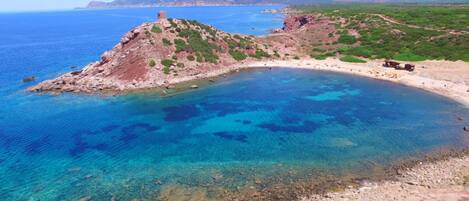 Vlak bij het strand, ligstoelen aan het strand, strandlakens