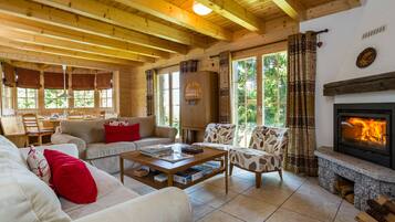 Flat-screen TV, fireplace, DVD player