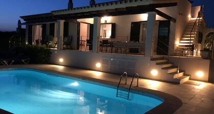 Spacious Sea View Holiday Villa, Walk to Beach, Ideal for Families & Remote Work