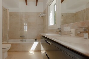 Combined shower/bathtub, hair dryer, towels