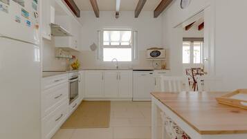 Kühlschrank, Mikrowelle, Ofen, Geschirrspüler