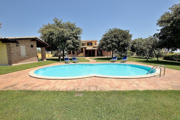 Outdoor pool, pool loungers - Exclusive villa very close to the station for Rome and Pompei ! (Genzano di Roma)