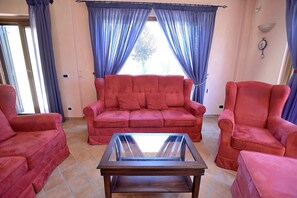 Smart-TV, bordtennis, bøker og stereoanlegg