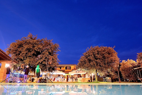 Piscine extérieure, chaises longues