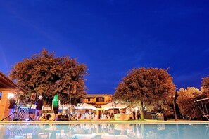 Una piscina al aire libre, tumbonas