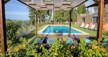 Charming Villa Torre in Chianti, 8 ensuite bedrooms, pool, Florence, Wi-Fi, A/C.