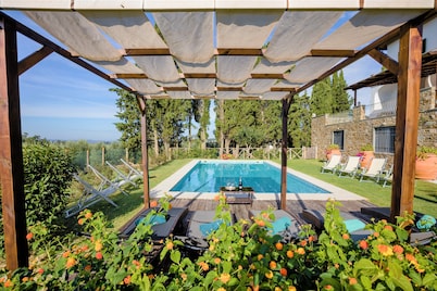 Charming Villa Torre in Chianti, 8 ensuite bedrooms, pool, Florence, Wi-Fi, A/C.