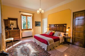 9 bedrooms, in-room safe, desk, iron/ironing board