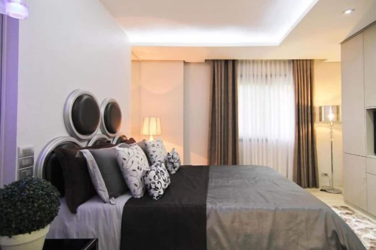 2 bedrooms, in-room safe, desk, iron/ironing board