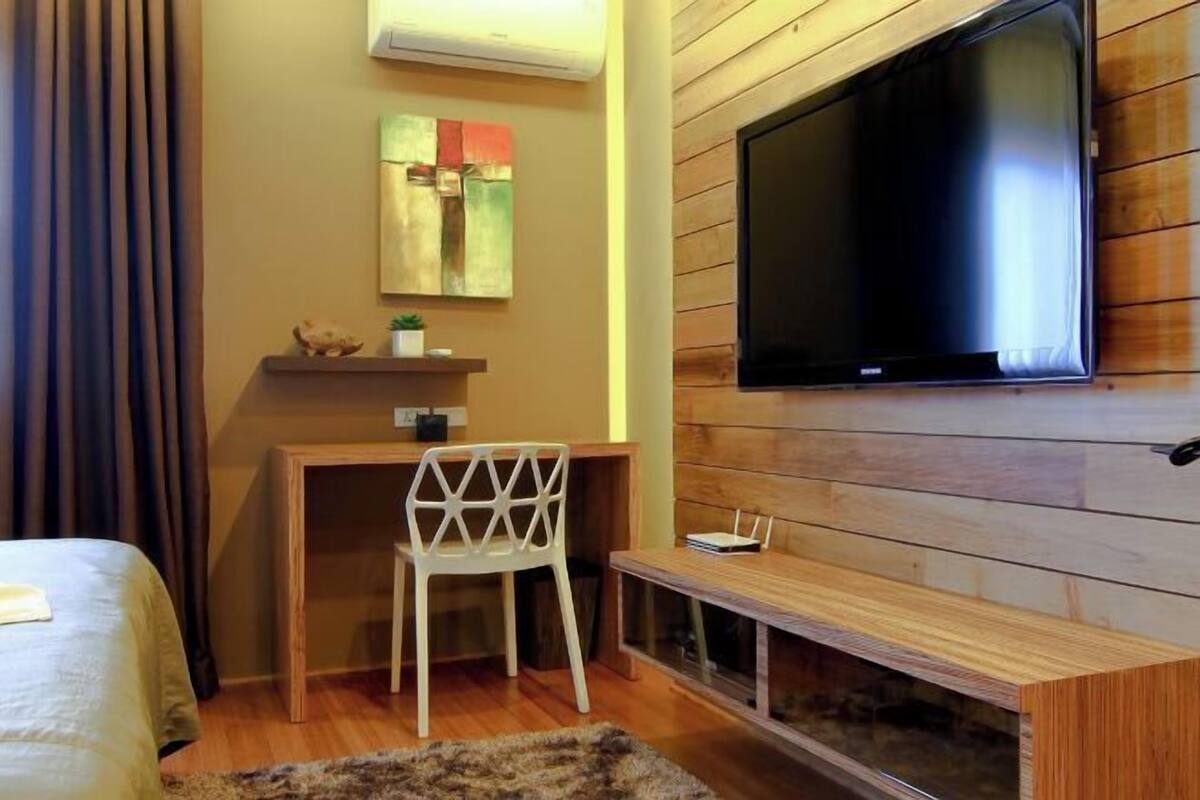 2 bedrooms, in-room safe, desk, iron/ironing board