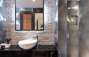 Suite (Sampaguita) | Badezimmer | Dusche, Haartrockner, Handtücher