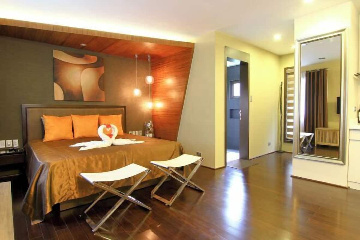 2 bedrooms, in-room safe, desk, iron/ironing board