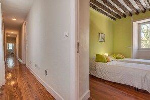 3 chambres, fer et planche à repasser, Wi-Fi, draps fournis