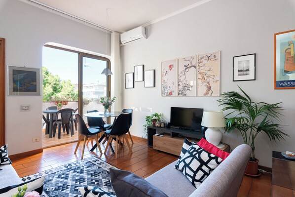 Smart TV, books - Loretta's place! A modern, cozy, quiet and bright apartment (Lido di Ostia)