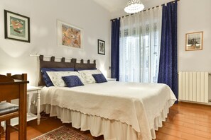 2 bedrooms, desk, iron/ironing board, travel crib - Loretta's place! A modern, cozy, quiet and bright apartment (Lido di Ostia)