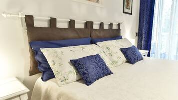 2 chambres, bureau, fer et planche Ă repasser, lit parapluie