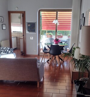 Smart TV, books - Welcome home Private apartment 5min walk from the beach, 25 minutes from  Rome" (Lido di Ostia)