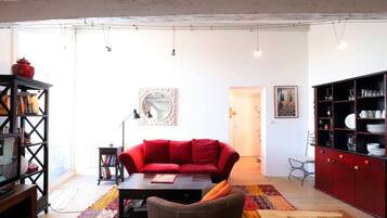 Smart-tv, boeken en een stereo