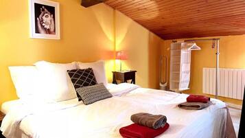 2 bedrooms, desk, iron/ironing board, travel cot