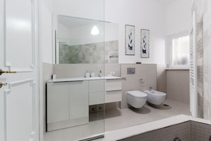 Bathtub, hair dryer, bidet, towels