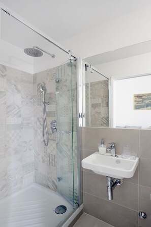Bathtub, hair dryer, bidet, towels
