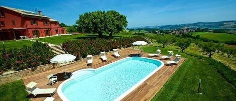 Piscine extérieure, piscine chauffée, chaises longues